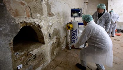 Trabajos del equipo cient&iacute;fico que busca los restos de Cervantes en el convento de las Trinitarias. 