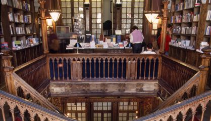 Interior de la librer&iacute;a Lello en Oporto.