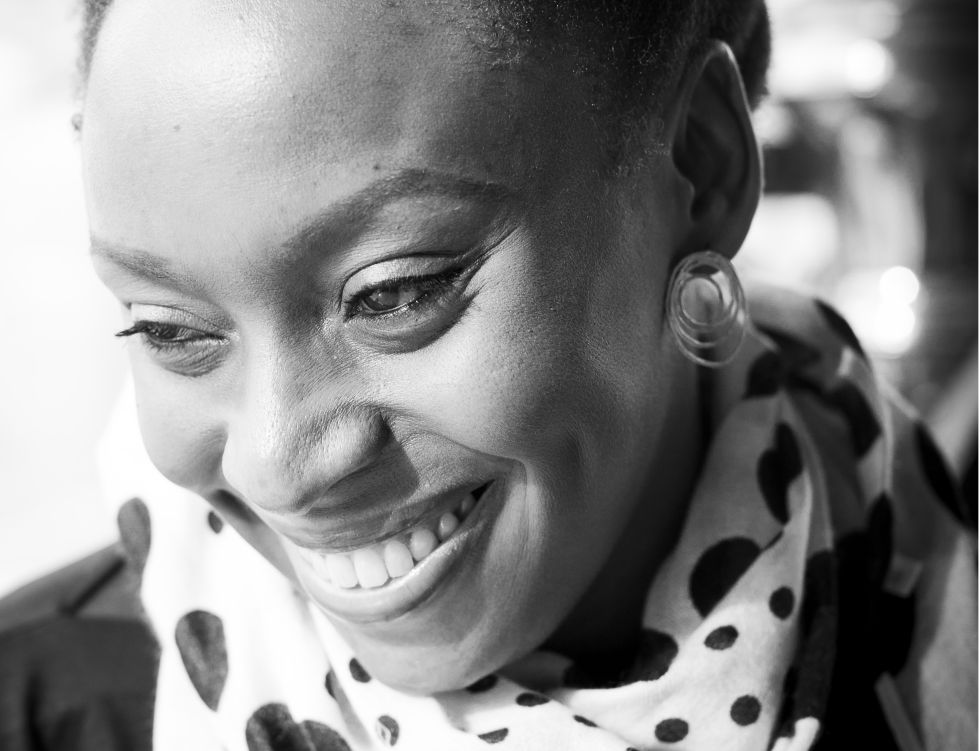 Chimamanda Ngozi Adichie, antes da entrevista em um café em Columbia.