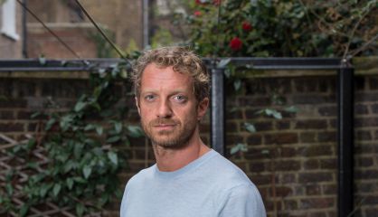 El escritor y guionista Tom Rob Smith, en el Museo Charles Dickens de Londres.