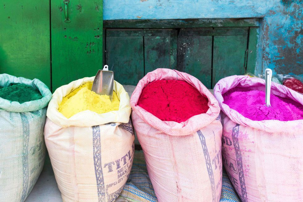 Bolsas llenas de polvos de colores preparadas para el festival Holi.
