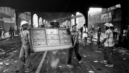 Saqueadores en Brooklyn (Nueva York) en 1977.