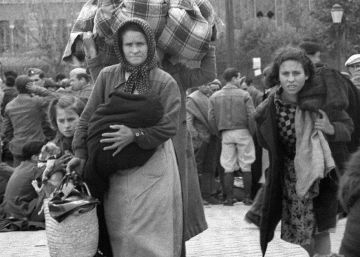 Puesto de reparto de juguetes para los ni&ntilde;os en el Madrid republicano el d&iacute;a de Reyes de 1937.