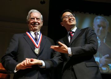 Mario Vargas Llosa recibe del bibliotecario en funciones del Congreso, David Mao, el premio Living Legend