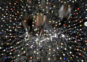 Una sala cubierta con discos de vinilo, obra del artista y compositor Christian Marclay.
