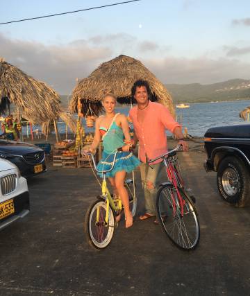 Shakira y Carlos Vives "La bicicleta"