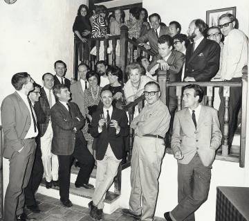 Fernando Zóbel, cruzado de brazos, rodeado de artistas (1966).