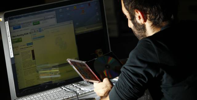 Un usuario copia un CD con unos de los dispositivos sujetos al canon digital.