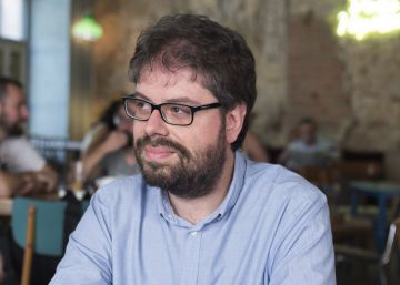 Sergio del Molino en el caf&eacute; Do&ntilde;a Hip&oacute;lita de Zaragoza.