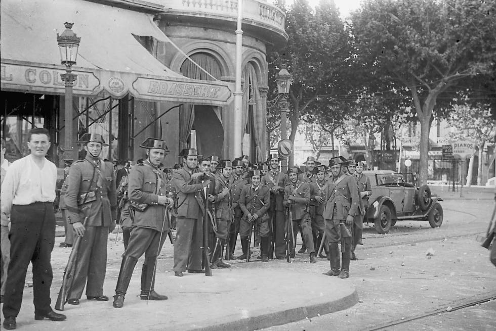 Guardias civiles leales a la República, en la barcelonesa plaza de Cataluña, después de que las tropas leales apresasen a los jefes de los sublevados.