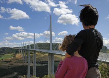 Una madre y un hijo miran el viaducto de MIllau, en el departamento franc&eacute;s de Aveyron, el m&aacute;s alto del mundo. 