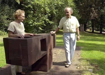 Pilar Belzunce y Eduardo Chillida contemplan la obra 'Gora-bera', en Chillida-Leku en 2000.