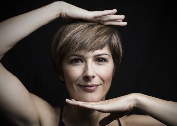 La presentadora Lara Siscar hace el gesto de enmarcarse en una pantalla.