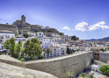 Panor&aacute;mica de las murallas de Ibiza, con la catedral al fondo a la izquierda.