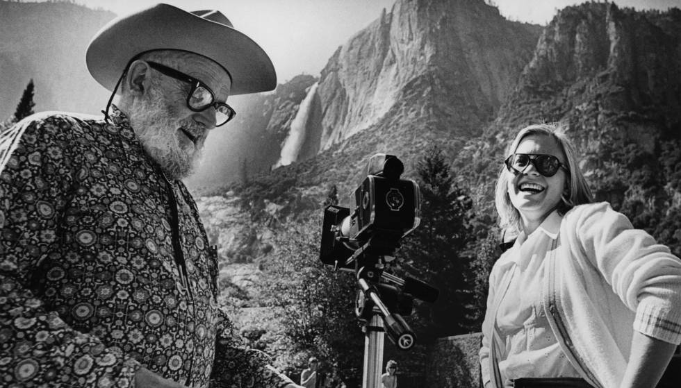 El fotógrafo Ansel Adams le enseña fotografía a la hija del presidente Gerald Ford, Susan Ford, en el parque nacional Yosemite en 1973.