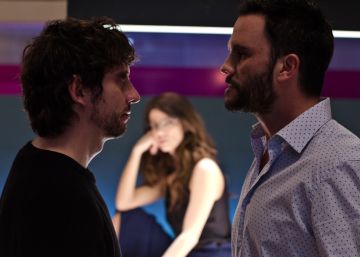 Paco León (izquierda), Juan Pablo Raba y Juana Acosta (al fondo), en 'Siete años'.