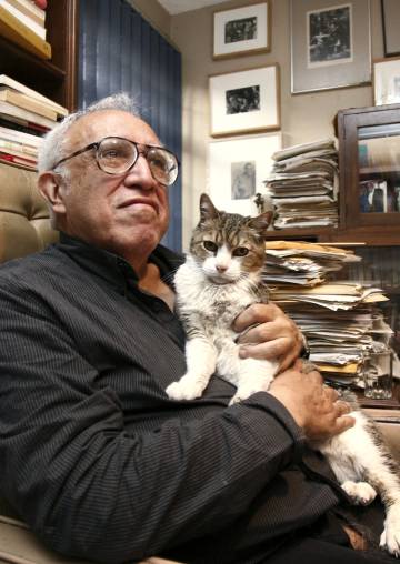 Carlos MonsivÃ¡is con uno de sus gatos.