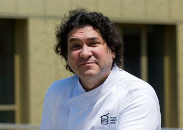 “En mi mesa de dormir siempre tengo un libro de poesía”