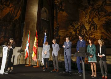 La actriz Ángela Molina (izquierda) recibe el premio Nacional de Cinematografía el pasado 17 de septiembre.