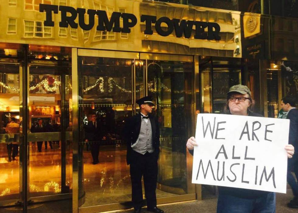 Michael Moore se fotografió en diciembre de 2015 ante la Torre Trump.