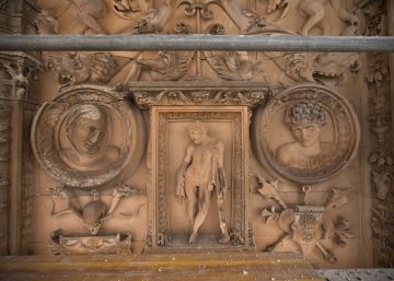 Detalle de la Fachada Rica de la Universidad de Salamanca, con un andamio delante para su restauraci&oacute;n.