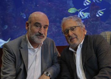 Los escritores Fernando Aramburu (i), y H&eacute;ctor Abad Faciolince, este lunes en San Sebasti&aacute;n.