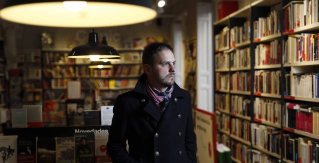 El escritor Kirmen Uribe, en la librería La Central.