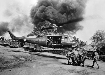 Evacuaci&oacute;n de un estadounidense herido en la guerra de Vietnam.