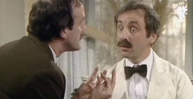 Andrew Sachs (r) in the role of the waiter Manuel.