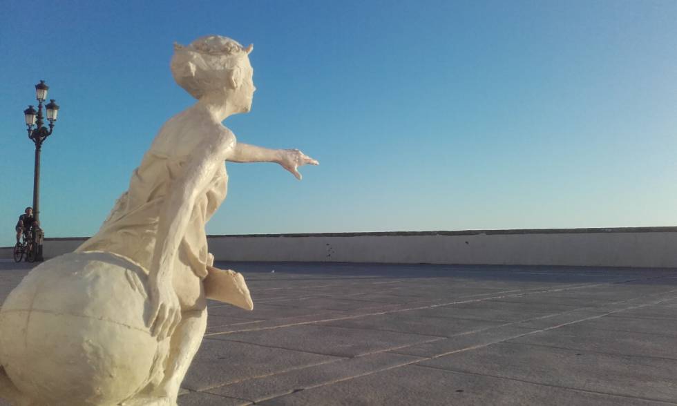 Escultura de homenaje al Meridiano de Cádiz, ubicada en el Campo del Sur, por donde transcurría esta línea imaginaria. 