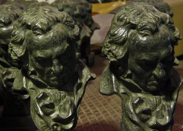 Spanish filmmakers try to sell Goya film award in second-hand store
