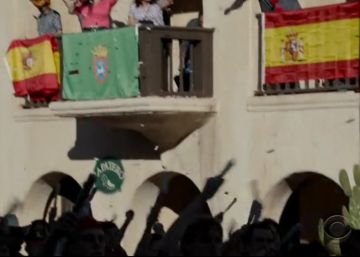 ¿Qué porquería está comiendo ese toro?