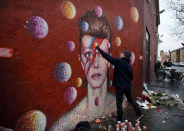 El artista australiano James Cochran retoca el mural dedicado a David Bowie en el barrio londinense de Brixton, el pasado sábado.