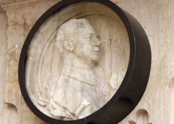 Por qué hay que retirar el medallón de Franco de Salamanca