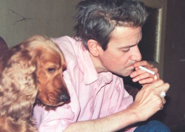 Michi Panero con su perra Bala en 1996.