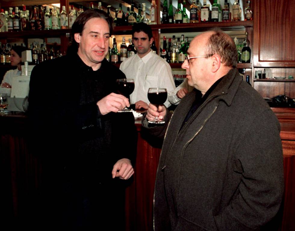 Juanjo Puigcorbé y Manuel Vázquez Montalbán, en 1999, durante la presentación de la serie de televisión sobre Pepe Carvalho.