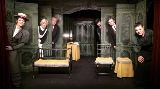 Montaje de 'La cantante calva'.