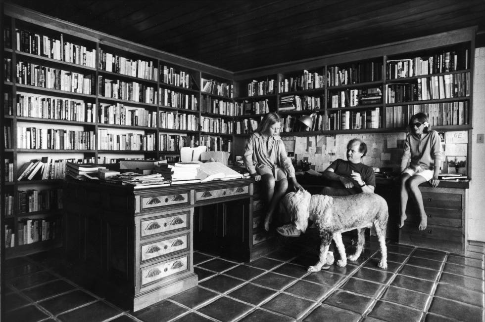 Joan Didion, con su marido y su hija en 1976.