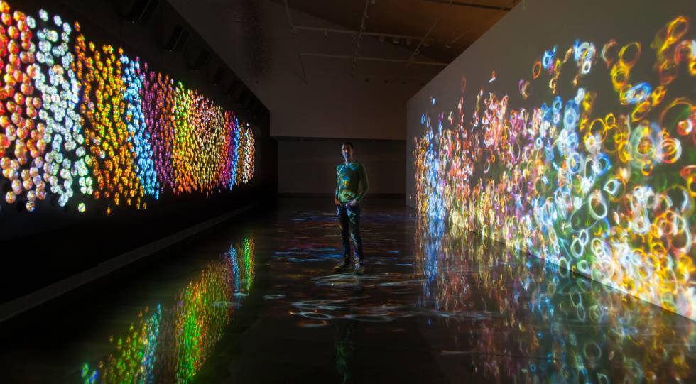 Resultado de imagen de “Daniel Canogar convierte el DVD en un ave fénix”. El artista inaugura una instalación en el Museo Universidad de Navarra en la que da nueva vida a soportes que se habían quedado obsoletos