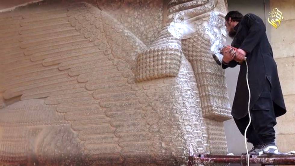 Un terrorista del Estado Islámico destroza una estatua en el museo de Nínive