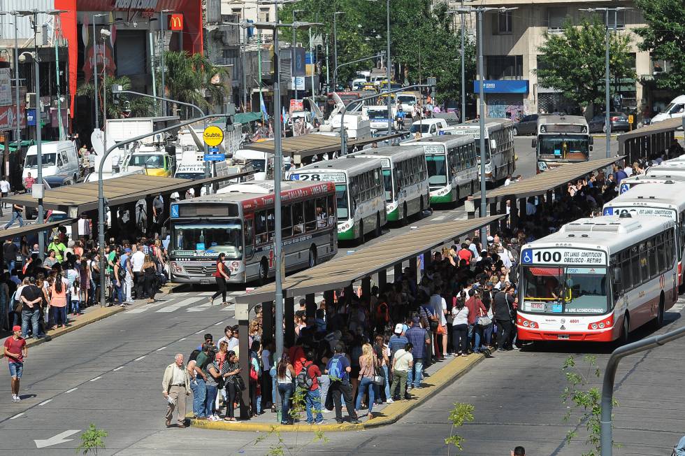 Cientos esperan por un lugar en el autobus, en Plaza ConstituciÃ³n.