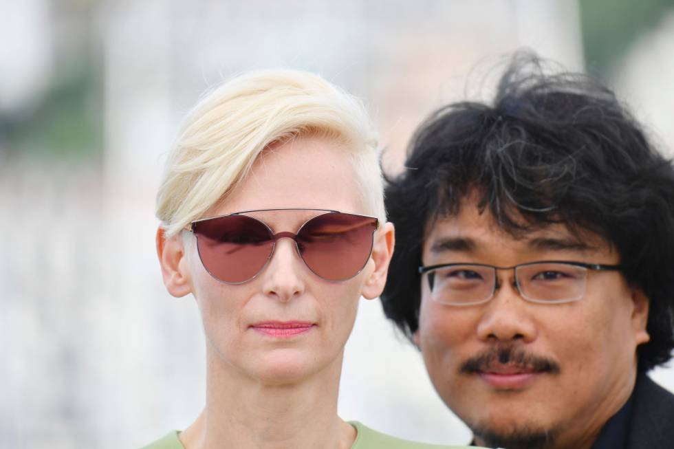 Tilda Swinton y Bong Joon-Ho, ante los fotógrafos esta mañana en Cannes.
