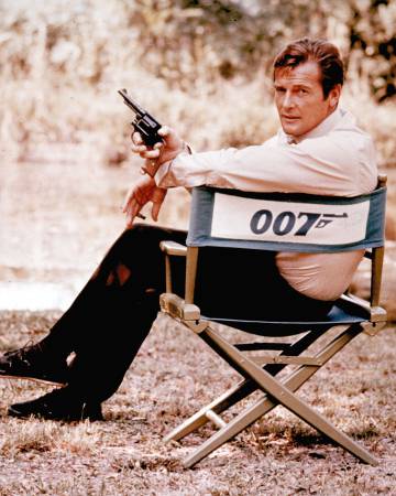 Roger Moore, en la piel de James Bond, en un rodaje en 1972 en Inglaterra.