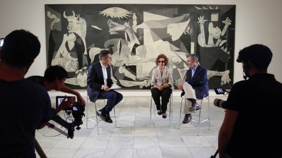 El periodista del EL PAÃS Carlos de Vega entrevista a MarÃ­a del Corral, exdirectora del Reina SofÃ­a y a Manuel Borja-Villel, actual director del museo.
