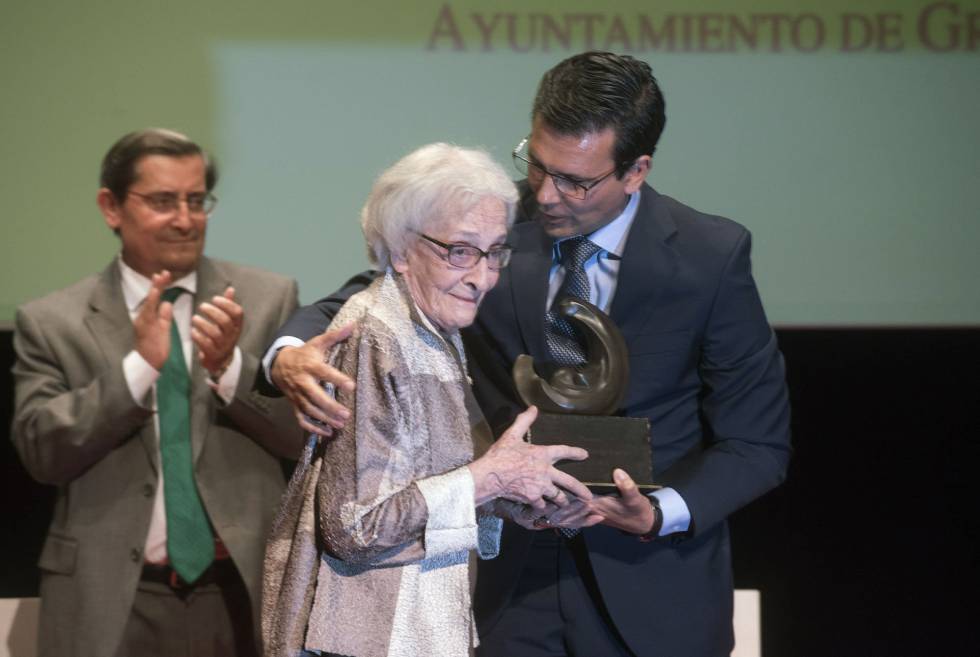 La poeta uruguaya Ida Vitale recogiendo el Premio GarcÃ­a Lorca la semana pasada.