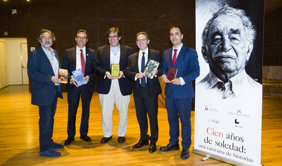 De izquierda a derecha, Antonio Rubio, Juan Manuel Uribe, Jaime Abello, Jaume Giró y Javier Ramos, en el curso 'Cien años de soledad: una caravana de historias', este viernes en el CaixaForum Madrid.