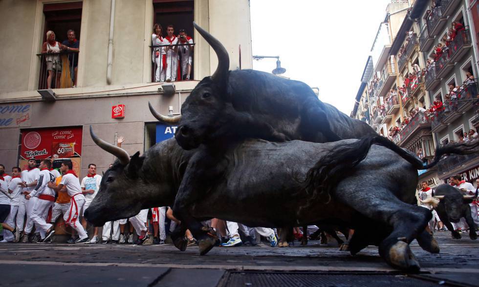 Toros de José Escolar Gil durante el tercer encierro de San Fermín 2016.