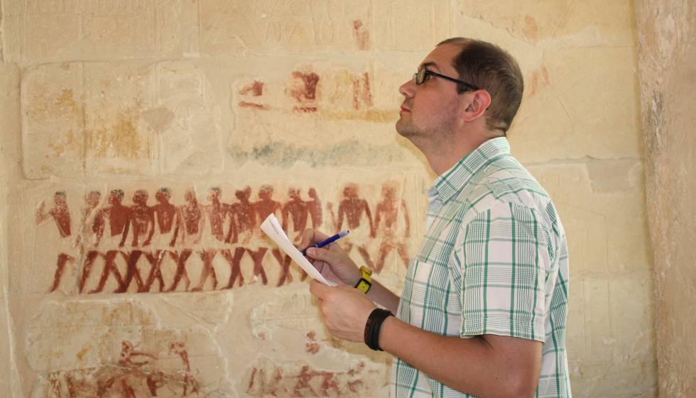 Nacho Ares copiando una inscripción en una tumba de Saqqara