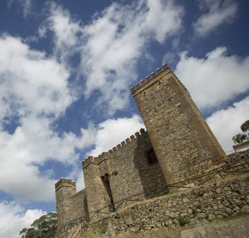 Castillo de Cortegana, visto desde el lugar donde se sitúa el escenario del festival de música.
