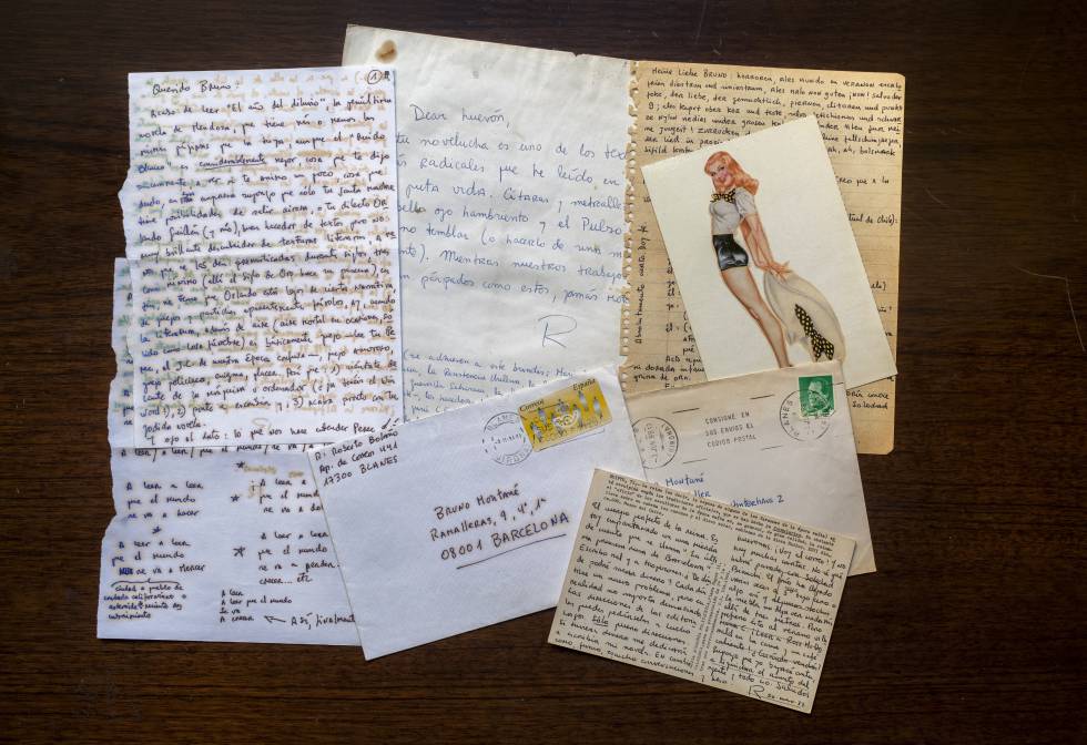 Cartas y postales enviadas por Bolaño a Bruno Montané fotografiadas en la Biblioteca Nacional de Madrid.